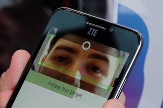 ZTE Grand S III: разблокировка сканированием глаз (демо на MWC 2015) (preview)