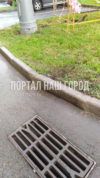 Коммунальные службы отремонтировали бордюр во дворе на Покровской Коммунальные службы отремонтировали бордюр во дворе на Покровской