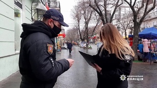 Одеські поліцейські затримали дівчину, яка на Дерибасівській завдала перехожому ножових поранень
