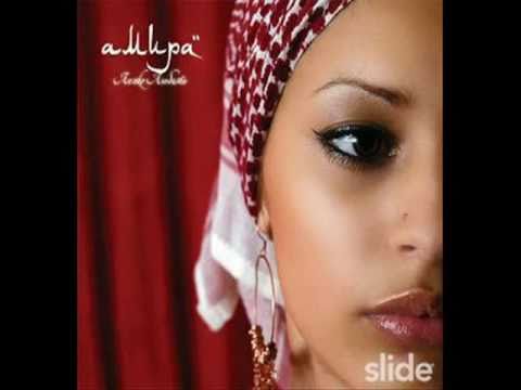 artist sings for Yemen بنت يمنيه تغني الراب روعه.