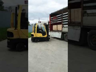 Разгрузка кирпича на паллетах погрузчиком