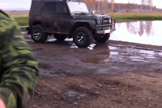 Уаз и лужа