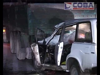 Четверка врезалась в прицеп длинномера