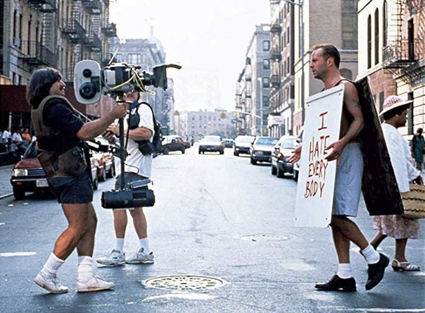 Брюс Уиллис на съемках фильма Крепкий орешек3, НьюЙорк, 1994 год. Съемки сцены проходили в Гарлеме, и создатели не рискнули писать оскорбления про местных жителей, т.к. это стало бы реальной