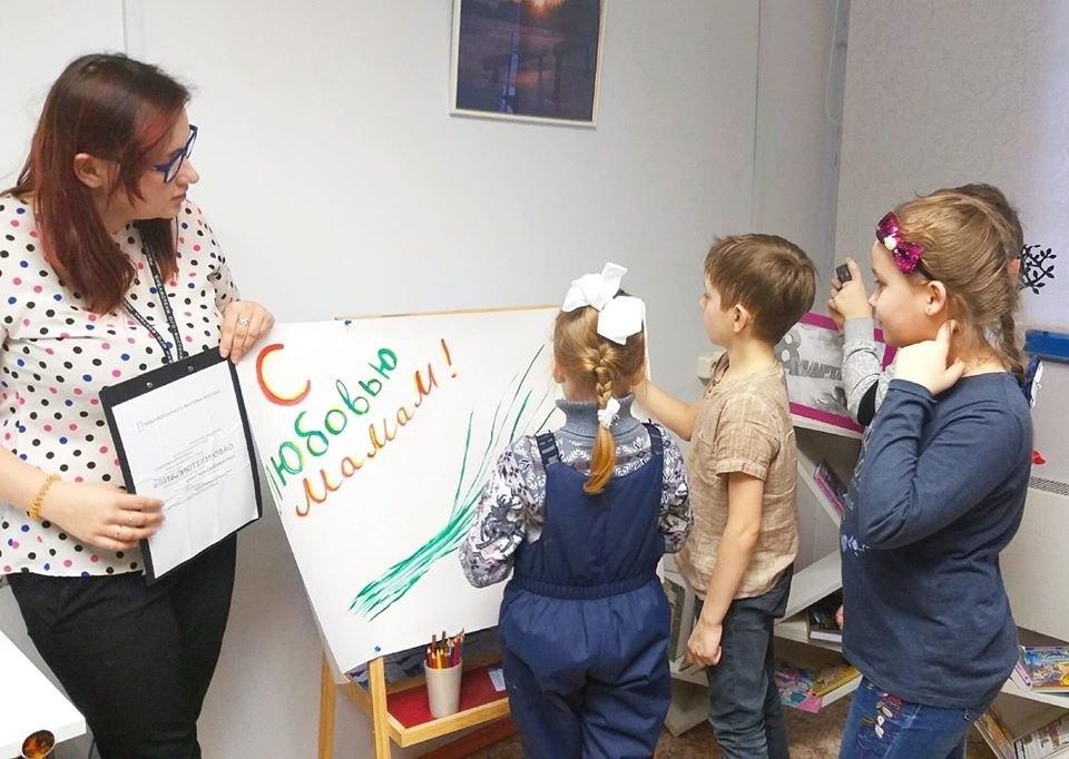 Сотрудники библиотеки № 117 провели праздничную программу «Между нами, девочками» Сотрудники библиотеки № 117 провели праздничную программу «Между нами, девочками»