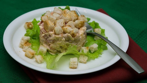 Салат с курицей, фасолью и сухариками