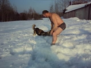 Оголенная брюнетка обливает себя мочой