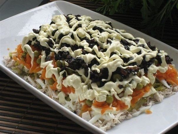 Рецепт этого салата будут выпрашивать все гости! Очень вкусный!!Ингредиенты:3 филе курицы,300 гр твердого сыра,6 яиц,стакан сладкого чернослива без косточек,1 зубчик чеснока,300 гр готовой
