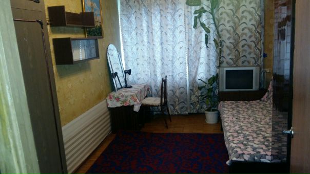 Ищу девушку соседку в изолированную, отдельную комнату. Сдается на долгий срок. Квартира 2ух комнатная, в другой комнате живу я . Хочу видеть порядочную девушку без вредных привычек! Желательно до 30 лет или студентку. О себе:работаю, учусь, не курю.<br>Комната стоит 13500+коммунальные,<br>м. Первомайская и 10-15минут автобусом. Тихий район, магазины все рядом.<br>Парням просьба не писать. - фото Фото: Ищу девушку соседку в изолированную, отдельную комнату. Сдается на долгий срок. Квартира 2ух комнатная, в другой комнате живу я . Хочу видеть порядочную девушку без вредных привычек! Желательно до 30 лет или студентку. О себе:работаю, учусь, не курю.<br>Комната стоит 13500+коммунальные,<br>м. Первомайская и 10-15минут автобусом. Тихий район, магазины все рядом.<br>Парням просьба не писать.