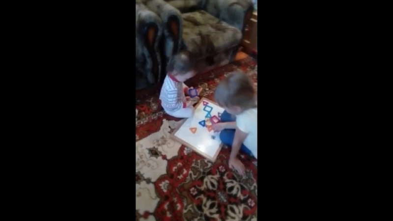 дочка Ладушка с родной племянницей Миланой играют у