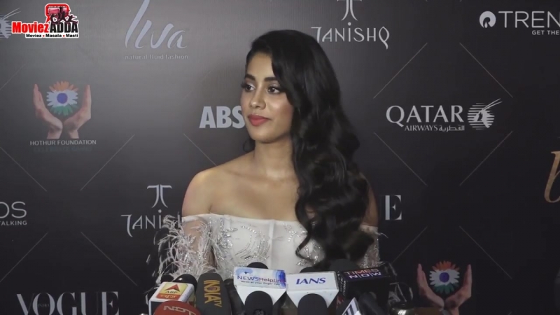 Janhvi Kapoor पह च Vogue Beauty Awards क Red Carpet