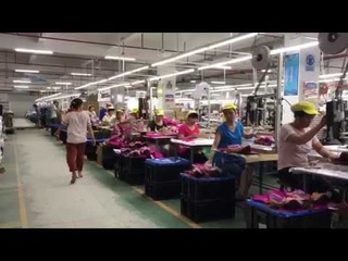 Arbeiterinnen in einer Spielzeug-Fabrik Chinas | Puppenproduktion Wah Tung