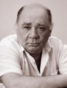 past Евгений Леонов. Евгений Павлович Лео́нов (2 сентября 1926, Москва - 29 января 1994, там же) - советский и российский актёр театра и кино. Биография. Детство и юность. Родился в семье