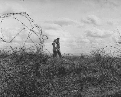 В 1947 году американский солдат Эрнест Крейлинг после свадьбы отправился со своей супругой в необычный медовый месяц по городам Европы Вместе они повторили боевой путь Эрнста, посетив места
