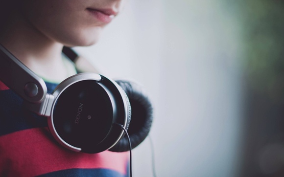 Как сделать фото с музыкой. Наушники для мальчиков. Наушники и глухота. Парень с наушниками без лица. Наушники мальчика наушники мужчины. Как сделать фото с музыкой. Наушники для мальчиков. Наушники и глухота. Парень с наушниками без лица. Наушники мальчика наушники мужчины.