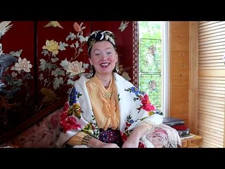ОБРЕЗАЙТЕ ЭТИКЕТКИ, НЕ НОСИТЕ ОДЕЖДУ С НАДПИСЯМИ И БРЕНДАМИ. УБИРАЙТЕ С РУССКОГО ПЛАТКА БИРКУ.