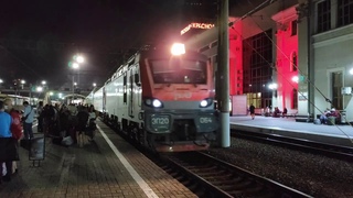 Двухэтажный поезд Адлер - Москва в ночном Краснодаре
