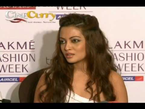 Riya Sen and Jacqueline Fernandez in Lakme Fashion